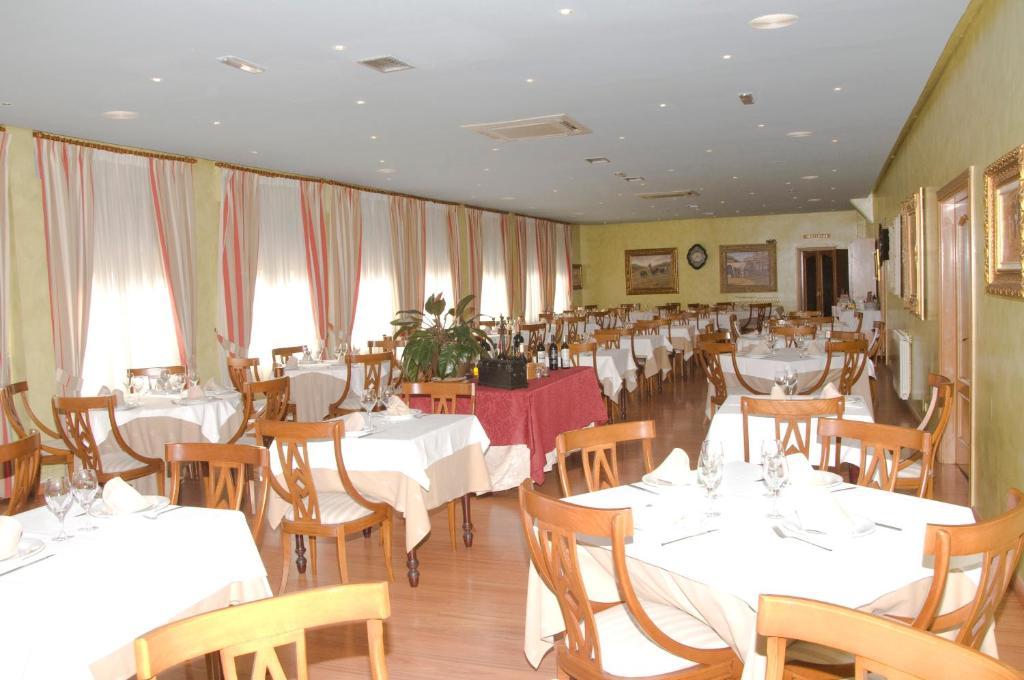 Hotel Restaurante San Roque เมดีนา เดล กัมโป ภายนอก รูปภาพ