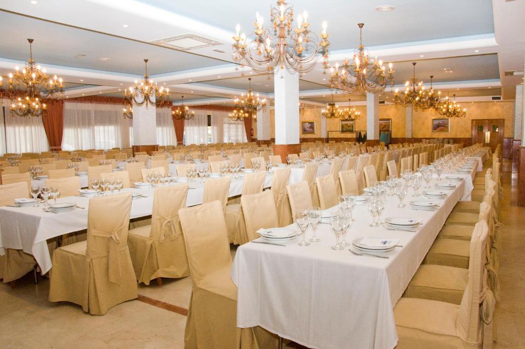Hotel Restaurante San Roque เมดีนา เดล กัมโป ภายนอก รูปภาพ