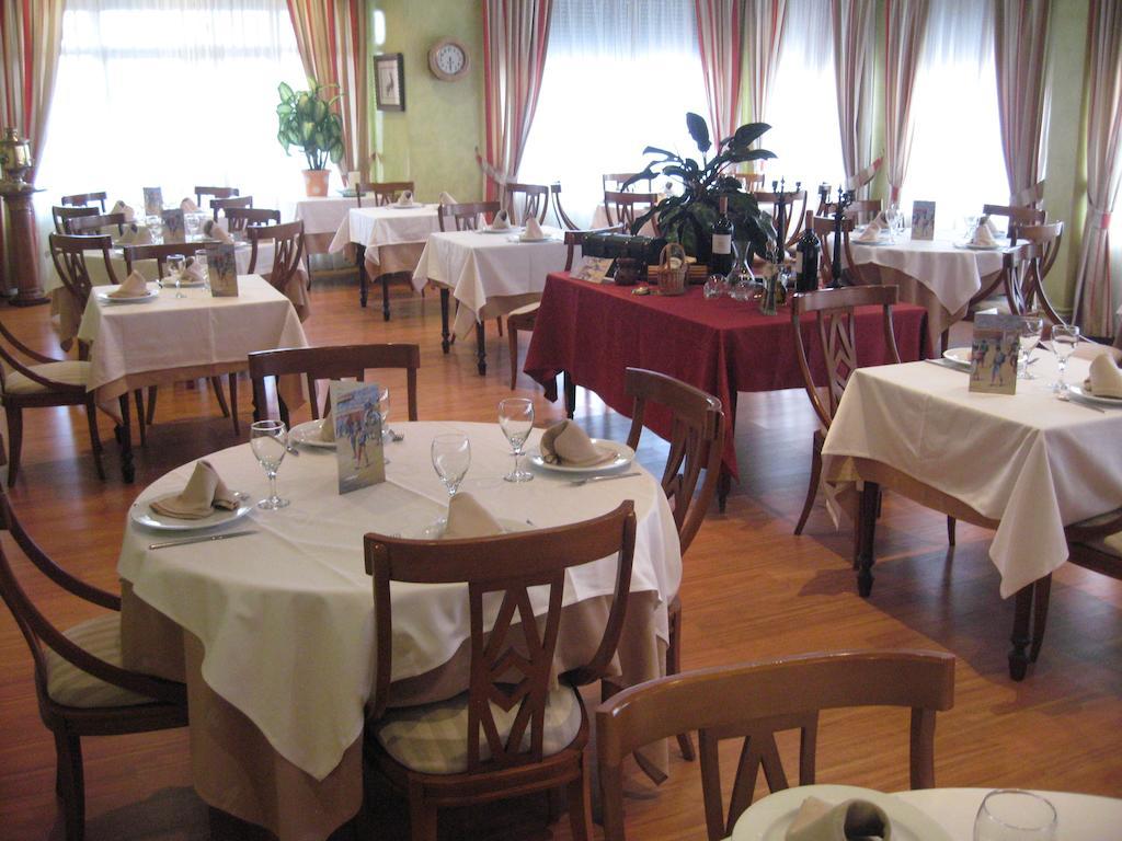 Hotel Restaurante San Roque เมดีนา เดล กัมโป ภายนอก รูปภาพ